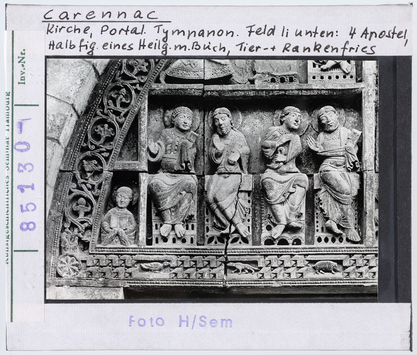 Vorschaubild Carennac: Kirche, Westportal, Tympanon, Feld links unten, vier Apostel, Tier-Rankenfries 